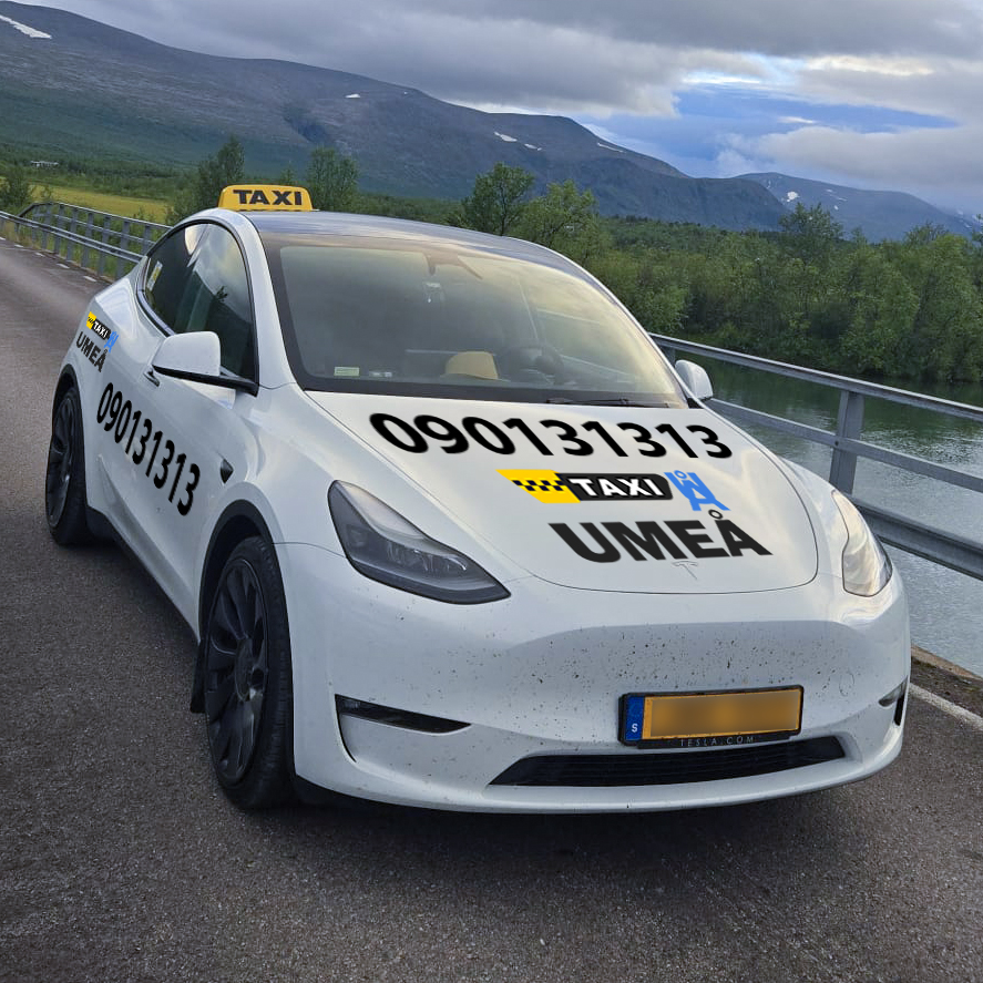 Taxi UÅ Umeås vita taxibil på väg genom fjällandskapet